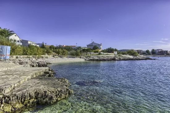 Moře a pobřeží v blízkosti domu.