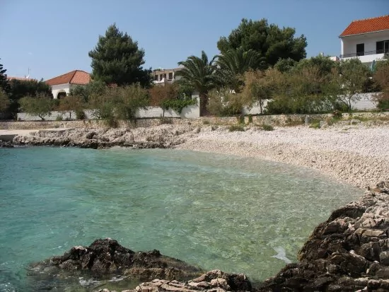 Moře a oblázková pláž kousek od domu.