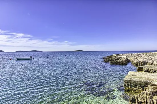 Moře a pobřeží v blízkosti domu.