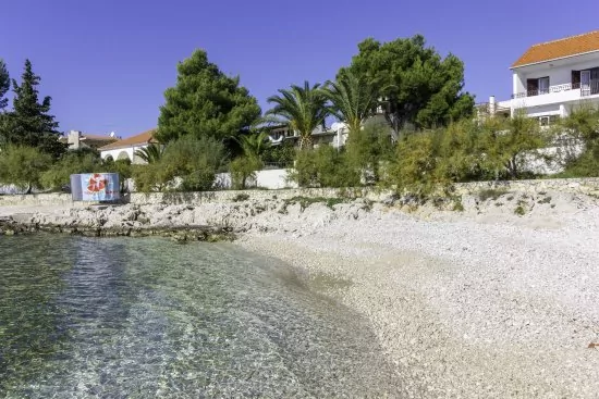 Pláž s pozvolným vstupem do moře.