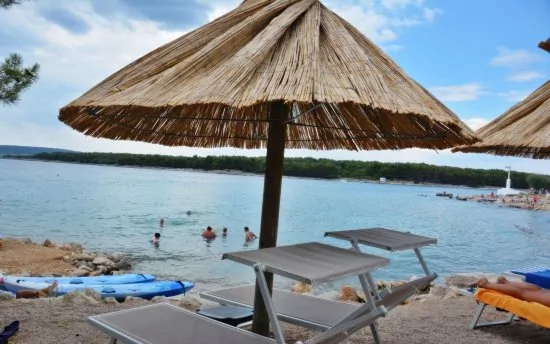 Oblázková pláž 1,2 km od objektu.