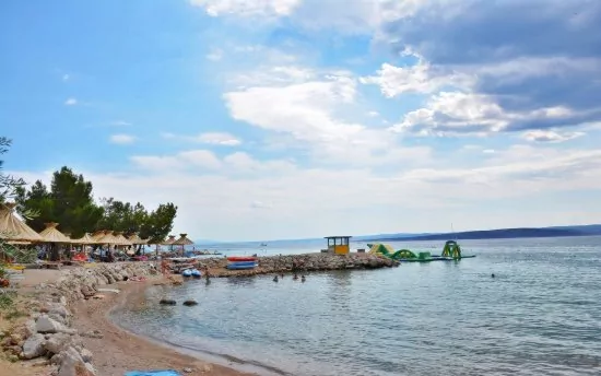 Oblázková pláž 2 km od objektu pěší chůzí.