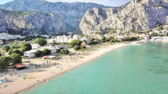 Letecký pohled na pobřeží a město Omiš.