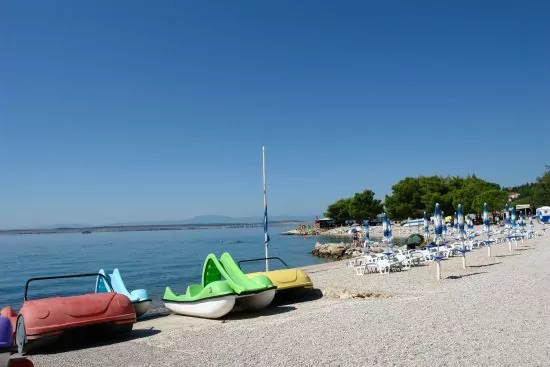 Crikvenica oblázková pláž s pozvolným vstupem do moře.