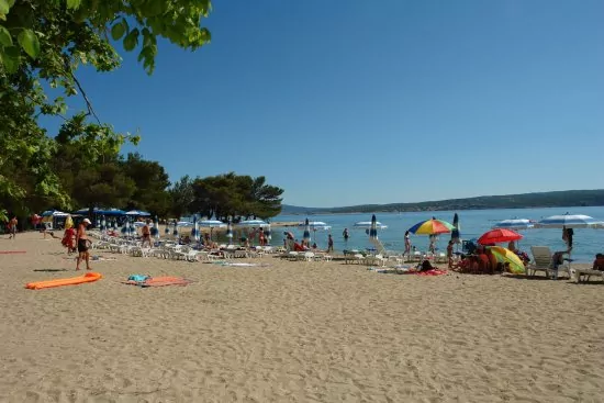 Crikvenica písečná pláž s pozvolným vstupem do moře.