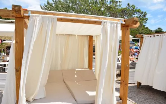 Větší oblázková pláž 600 m od objektu.