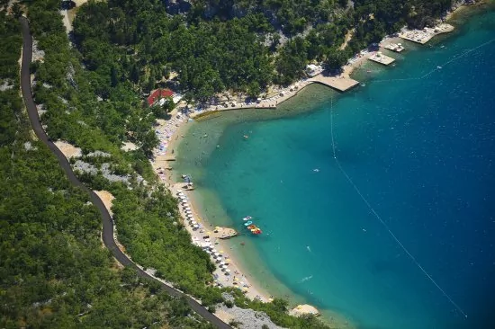 Plaža Kačjak 650 m pěší chůzí.