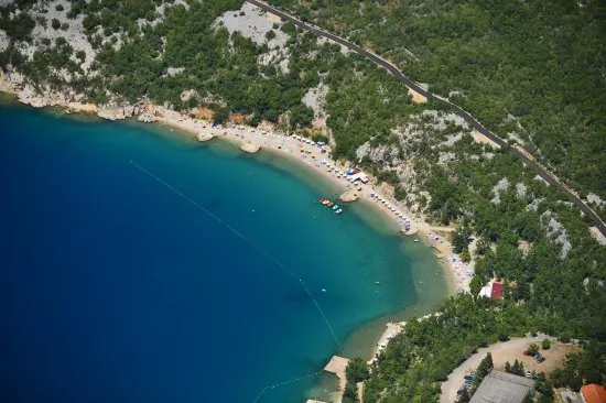 Plaža Kačjak 650 m pěší chůzí.