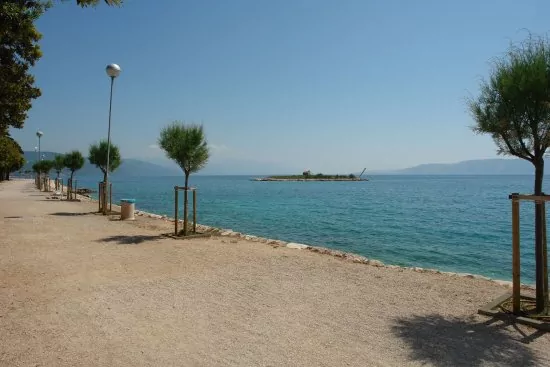 Pláž s výhledem na ostrov San Marino.