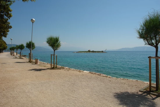 Novi Vinodolski oblázková pláž.