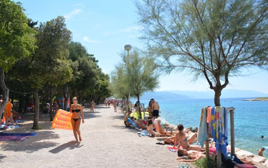 Novi Vinodolski oblázková pláž.