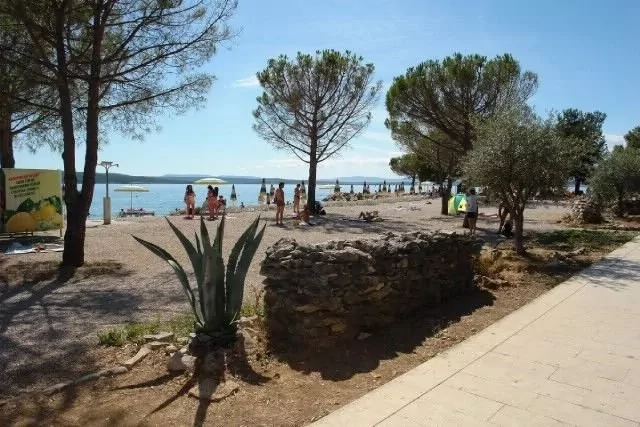 Crikvenica oblázková pláž a pobřeží města.