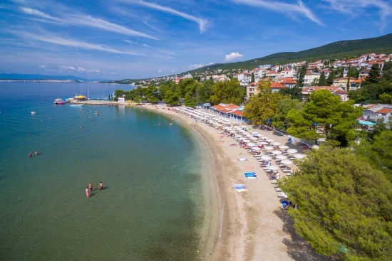 Crikvenica letecký pohled na pobřeží a město.
