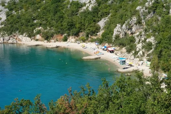 Letecký pohled na pláž Kačjak.