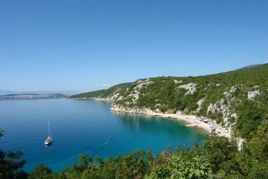 Letecký pohled na pláž Kačjak.