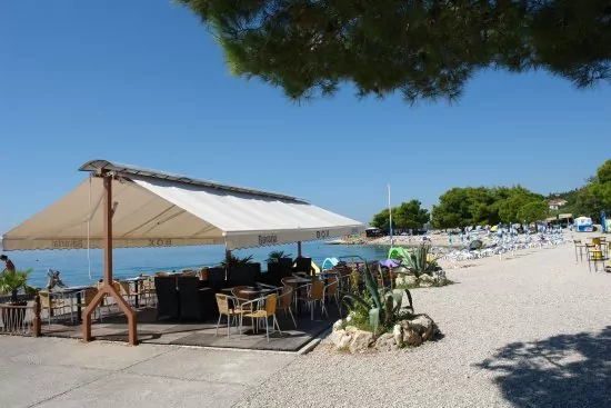 Oblázková pláž 500 m od objektu.