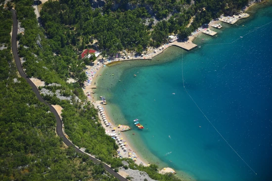 Oblázková pláž Kačjak 550 m pěší chůzí.