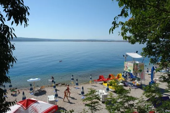 Dramalj oblázková pláž.