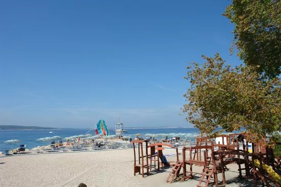 Oblázková a písečná pláž Poli Mora 400 m od objektu.