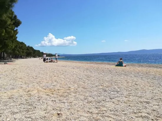 Tučepi oblázková pláž.
