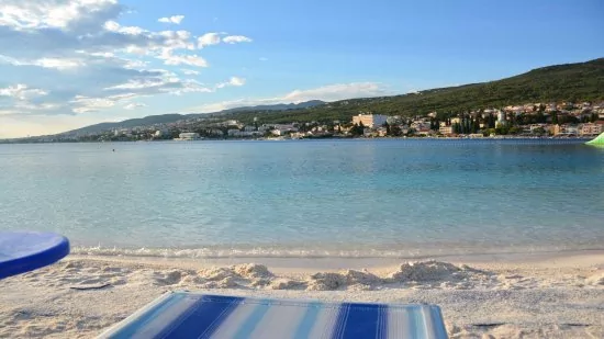 Selce písčitá pláž 400 m od objektu.