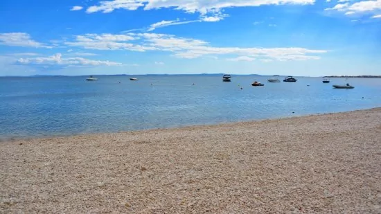 Vir oblázková pláž.