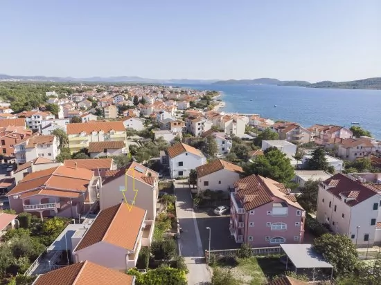 Dům DA 4147 ve městě Vodice letecký pohled.