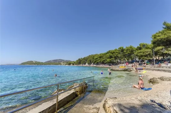 Pláž Zamalin - oblázková + betonová mola.