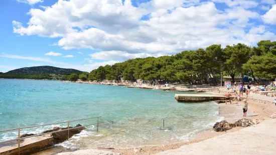 Zamalin pláž 700 m od objektu.