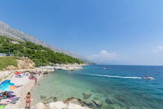 Oblázková pláž 150 m od objektu.