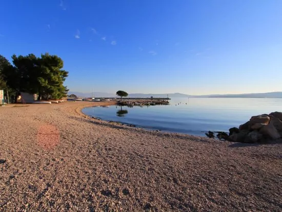 Oblázková pláž 900 m pěší chůzí od objektu.