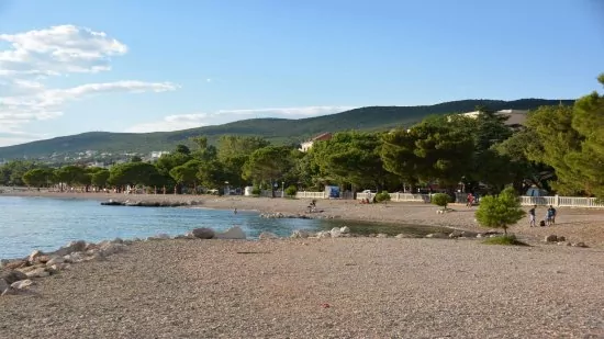 Crikvenica oblázková pláž s pozvolným vstupem do moře.