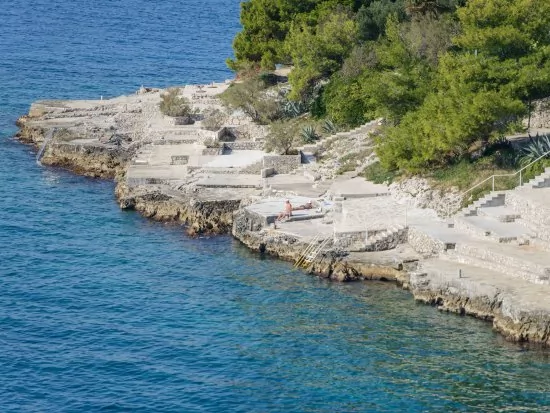 Pláž 70 m od objektu.