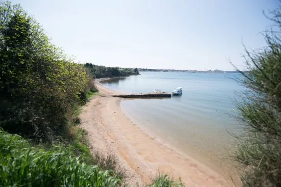 Písečná pláž pouze 120 m od objektu.