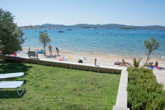 Vila přímo u oblázkové pláže.