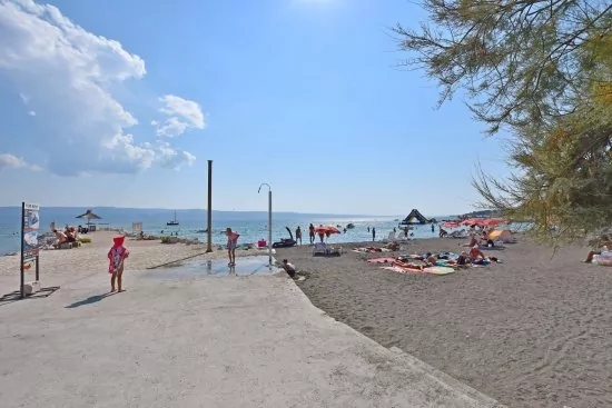 Duće pláž pouze 70 m od objektu.