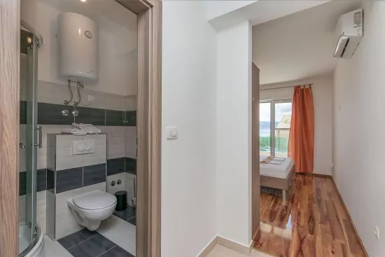 První ložnice s koupelnou.