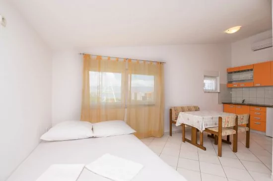 Obývací pokoj s kuchyní.