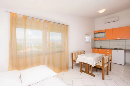 Obývací pokoj s kuchyní.