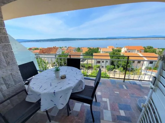 Apartmán KV 2143 N1 s terasou a výhledem na moře.