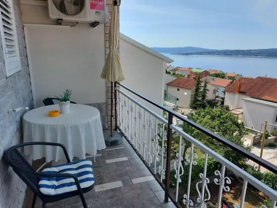 Apartmán KV 2143 N2 s terasou a výhledem na moře.