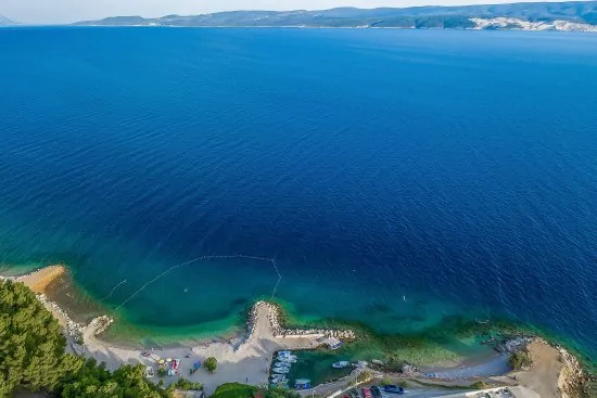 Oblázková pláž 300 m pěší chůzí.