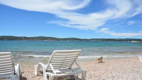 Biograd oblázková pláž s pozvolným vstupem do moře.