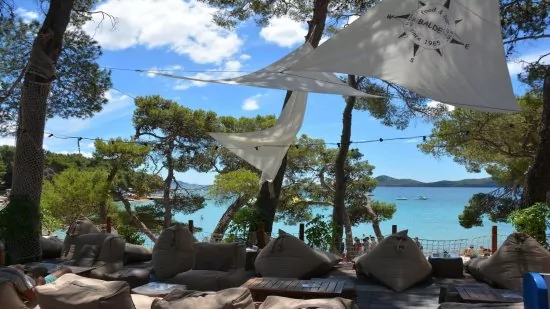 Biograd bary a kavárny podél pláže.