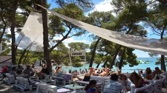 Biograd bary a kavárny podél pláže.