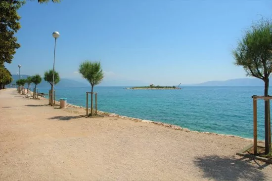 Novi Vinodolski oblázková pláž 330 m pěší chůzí.