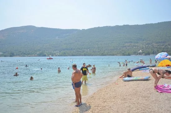 Oblázková pláž 230 m od objektu.