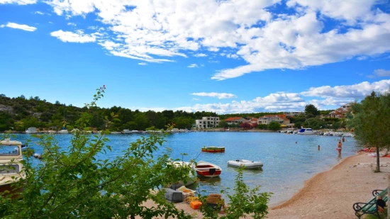 Oblázková pláž 230 m od objektu.