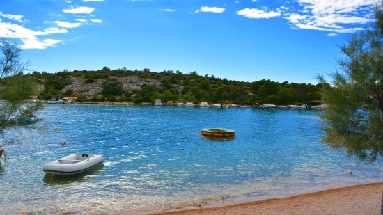 Průzračně čisté moře v Grebaštica.