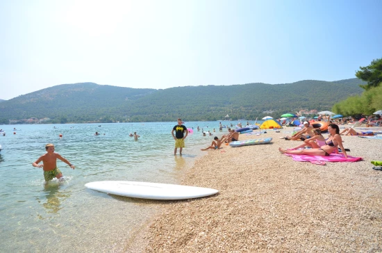 Oblázková pláž 230 m od objektu.